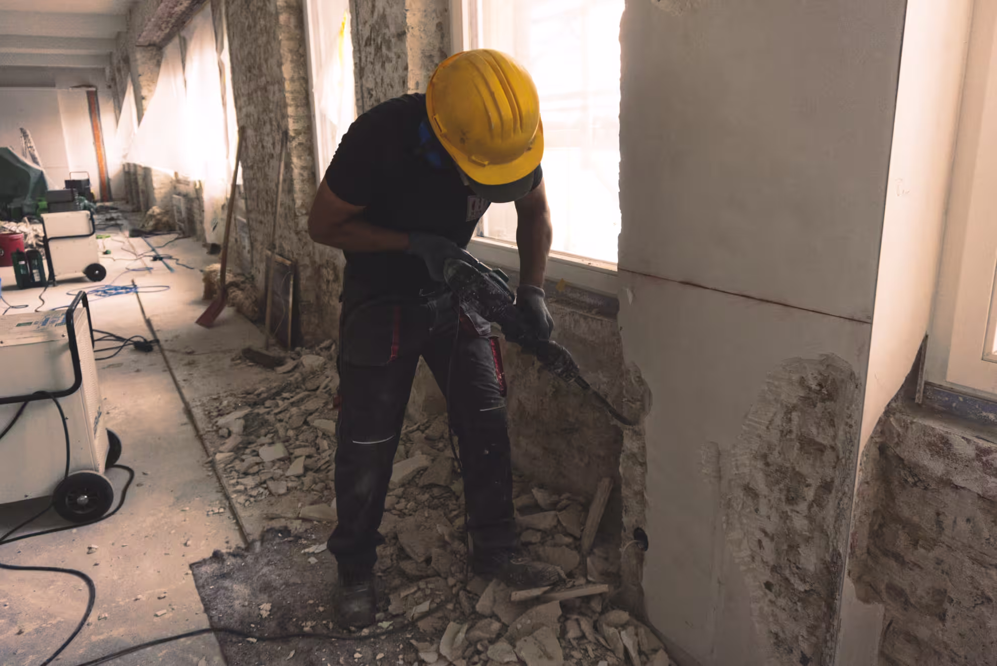 HUGO BauTec GmbH Mitarbeiter bei Stemmarbeiten an Mauerwerk_2